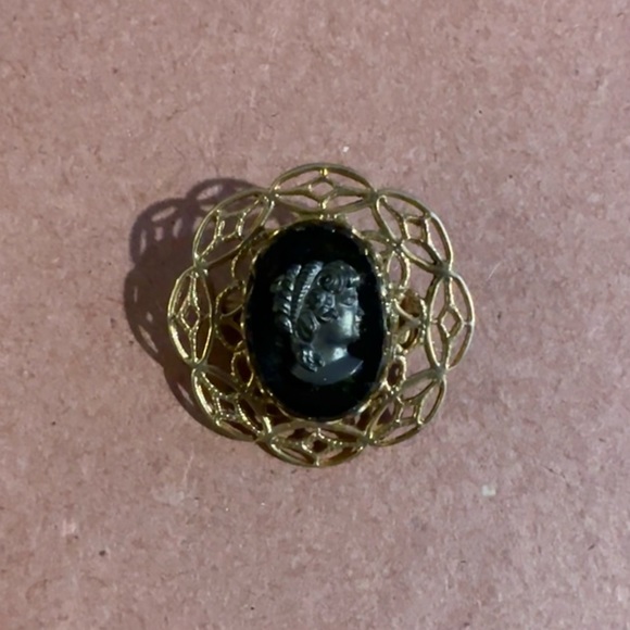 Vintage Cameo Jewelry - Brooch & Clip-Ons - Picture 2 of 3